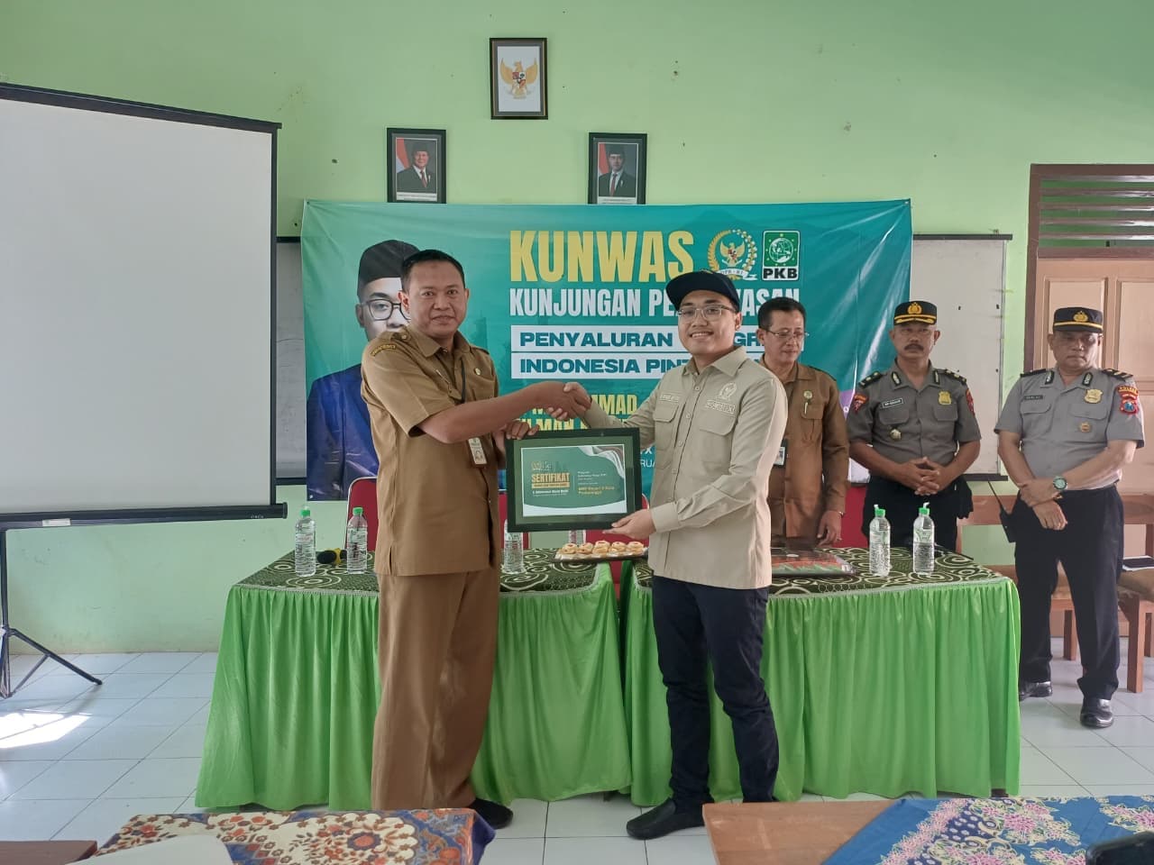 Kawal Hak Pendidikan, Gus Hilman Serahkan Sertifikat PIP di SMP Negeri 6 Kota Probolinggo