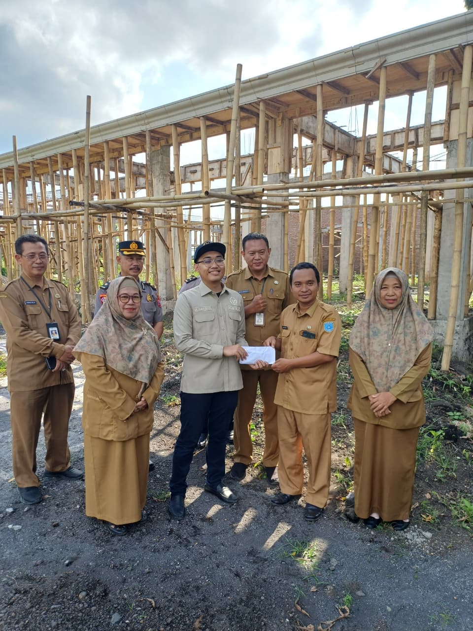 Perkuat Karakter Religius Siswa, Gus Hilman Tinjau Pembangunan Masjid SMPN 6 Kota Probolinggo